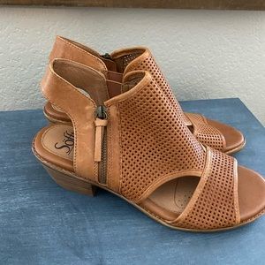 Sofft brand leather sandals size 9.5. Pretty tan color.